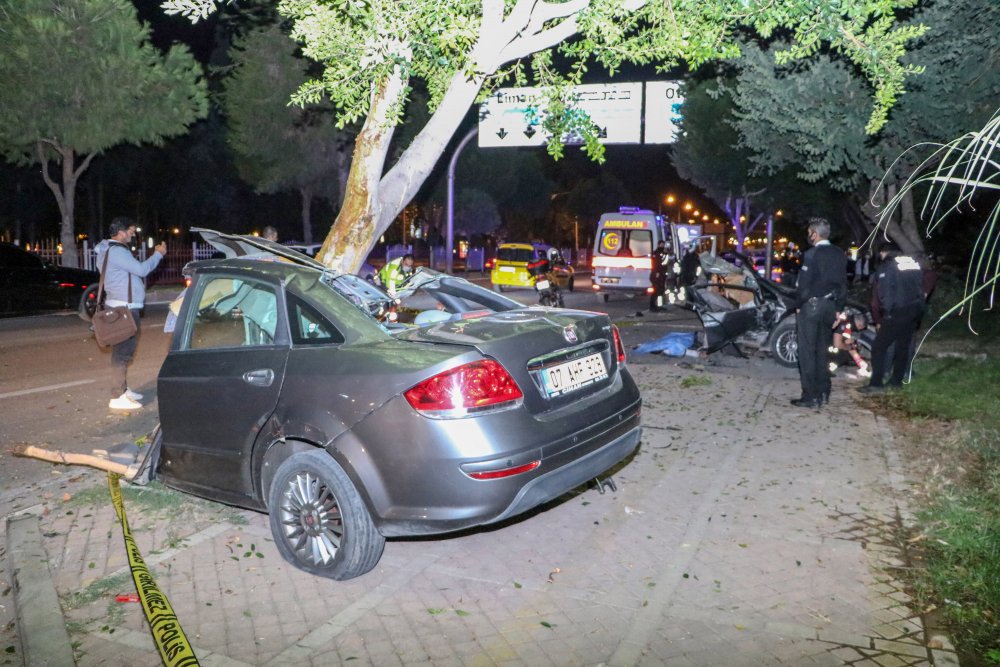 Makas atan otomobil ağaca çarparak ortadan ikiye ayrıldı: 1 ölü, 1 yaralı