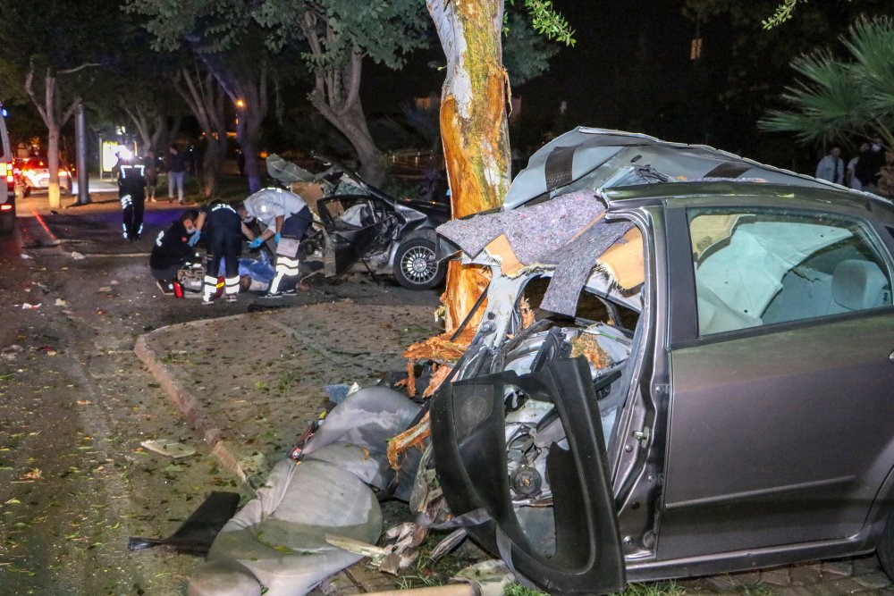 Makas atan otomobil ağaca çarparak ortadan ikiye ayrıldı: 1 ölü, 1 yaralı