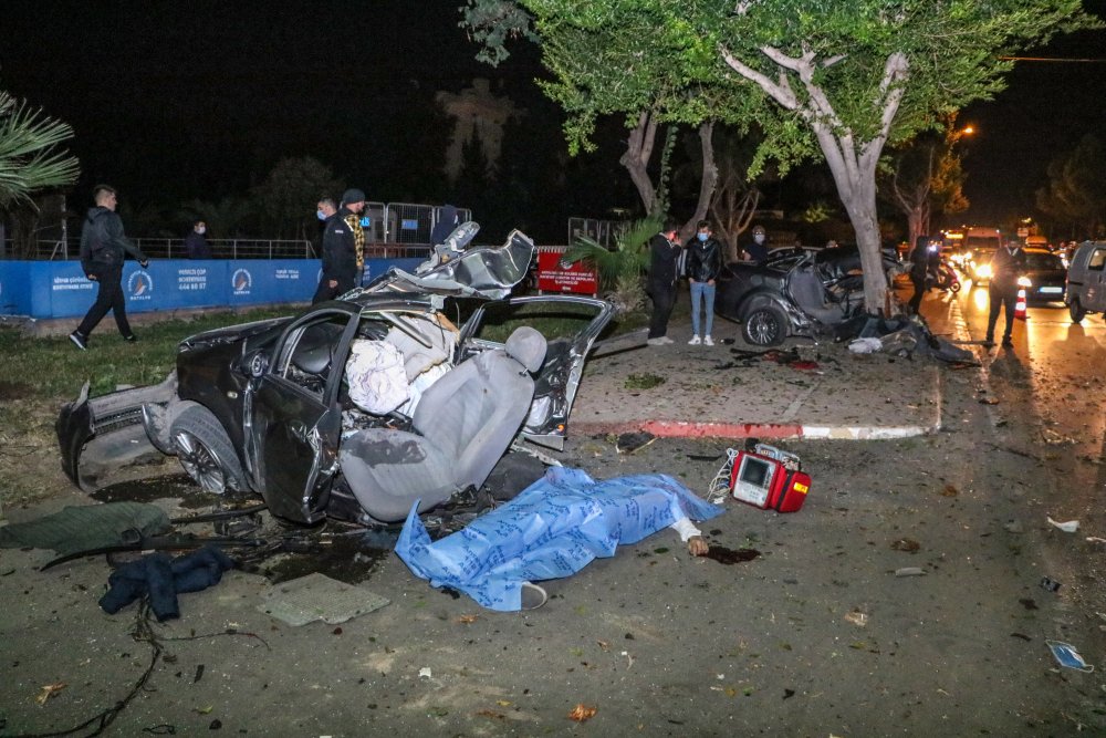 Makas atan otomobil ağaca çarparak ortadan ikiye ayrıldı: 1 ölü, 1 yaralı