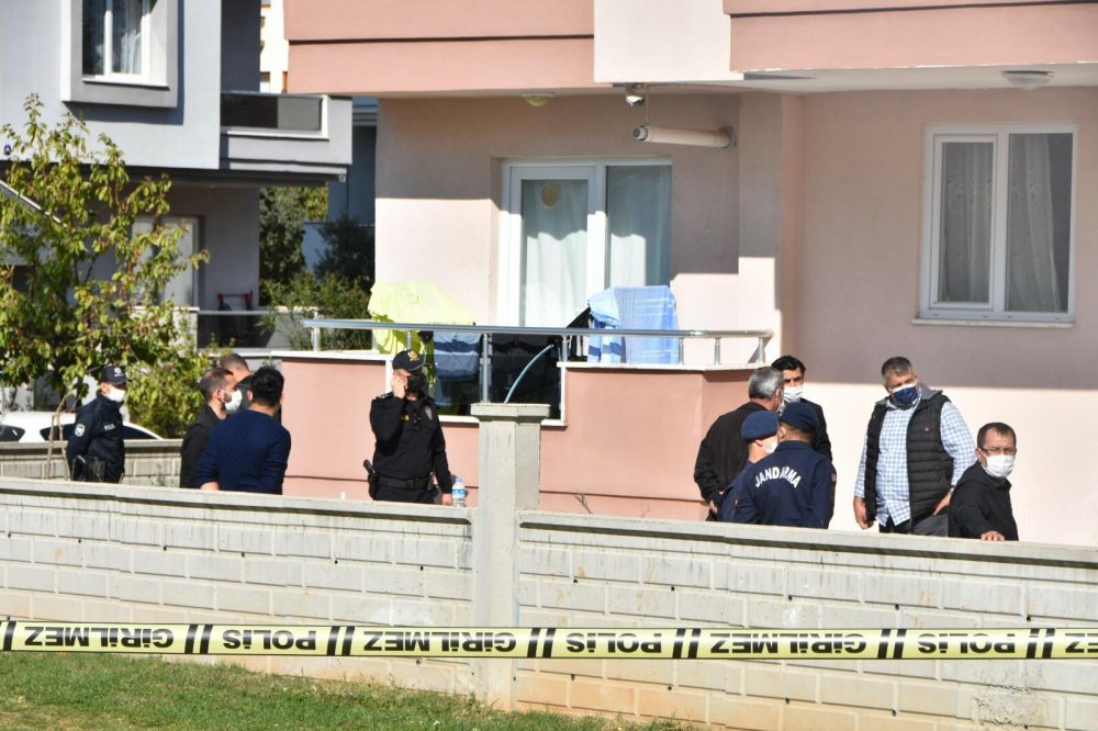 Sağlıkçı astsubay evinde bir kadınla ölü bulundu