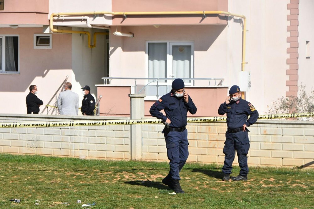 Sağlıkçı astsubay evinde bir kadınla ölü bulundu