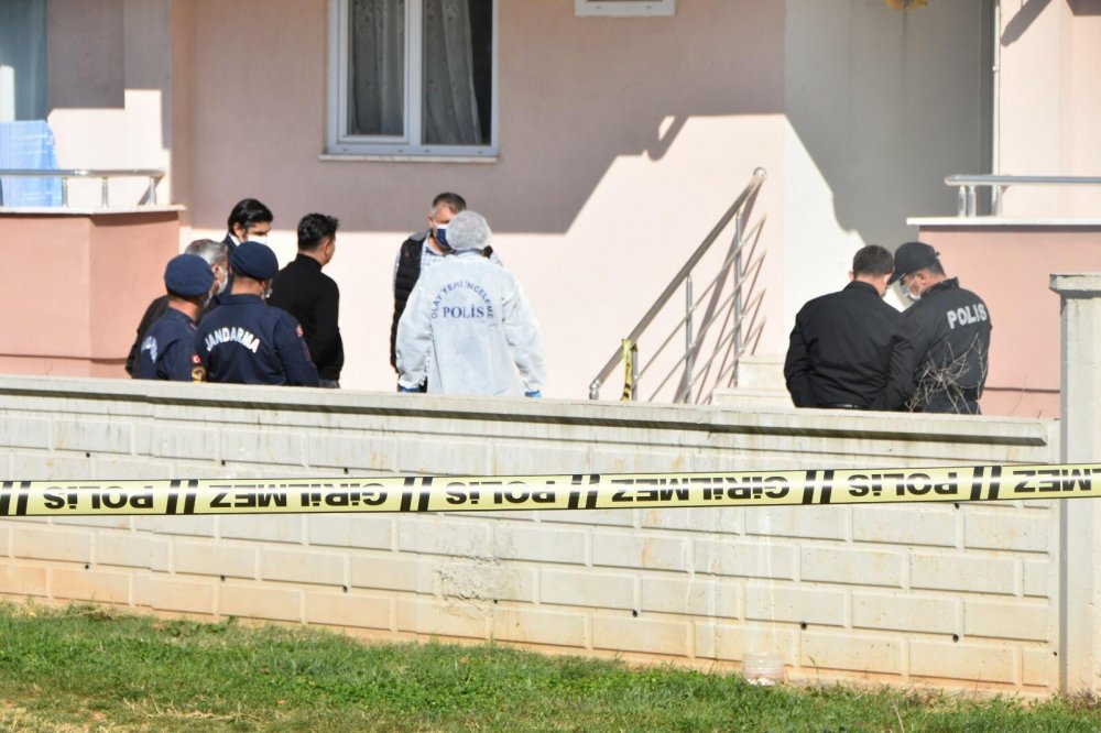 Sağlıkçı astsubay evinde bir kadınla ölü bulundu