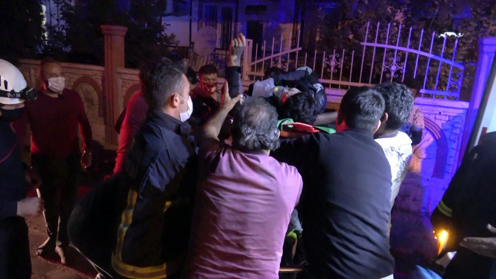 4 katlı binanın terasından demir parmaklıkların üzerine düştü