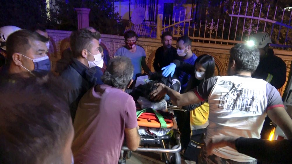 4 katlı binanın terasından demir parmaklıkların üzerine düştü