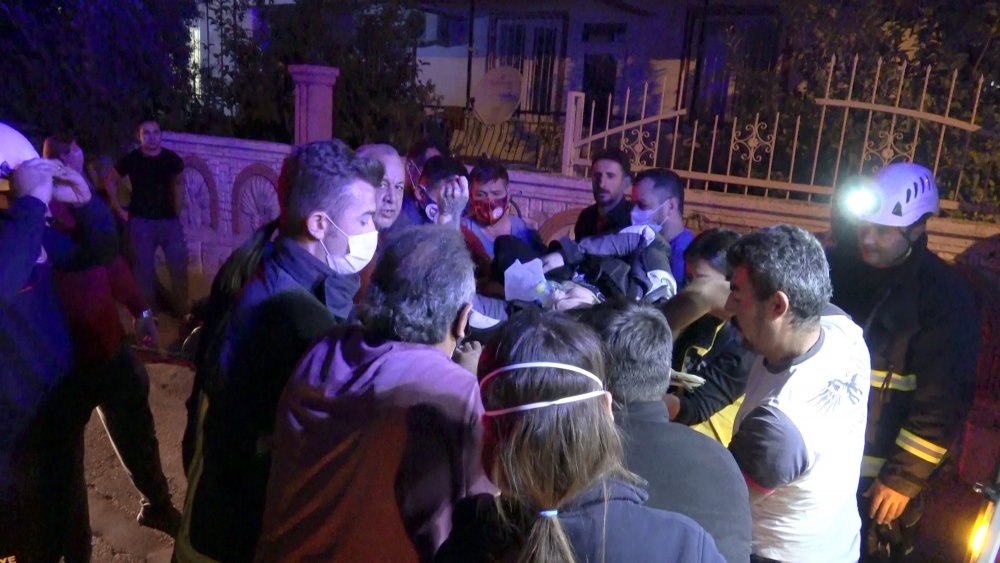4 katlı binanın terasından demir parmaklıkların üzerine düştü
