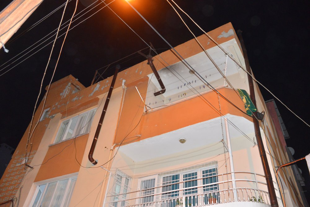 Bıçaklanan kadın kendisini yaraladığını söyledi, polis şüphe üzerine eşini gözaltına aldı