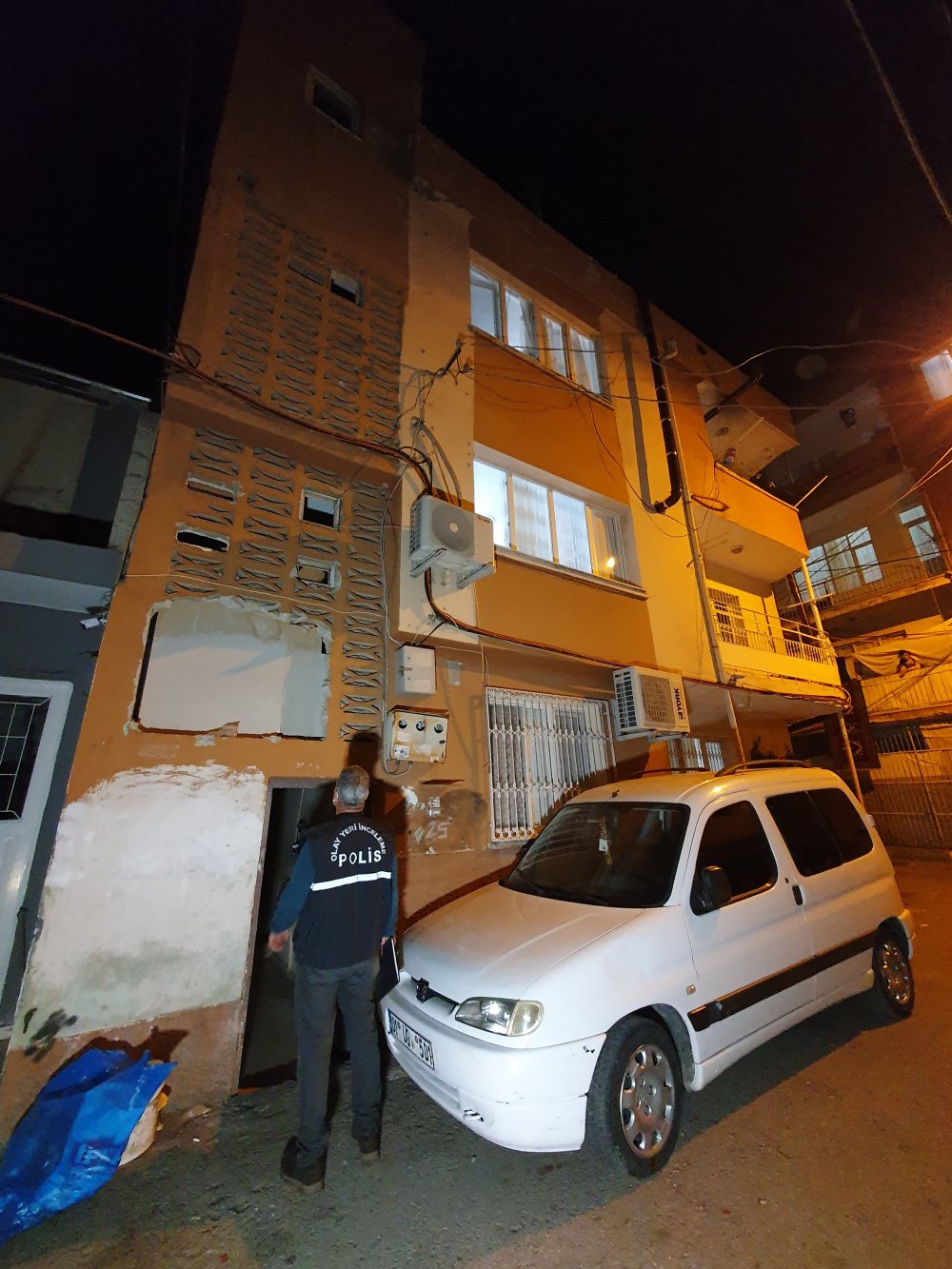 Bıçaklanan kadın kendisini yaraladığını söyledi, polis şüphe üzerine eşini gözaltına aldı