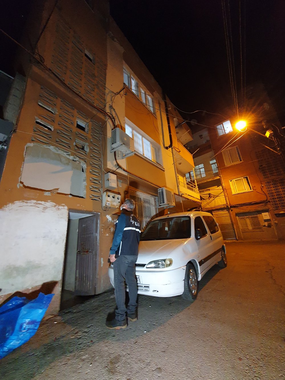 Bıçaklanan kadın kendisini yaraladığını söyledi, polis şüphe üzerine eşini gözaltına aldı