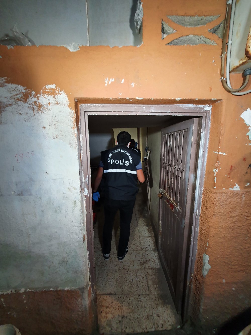 Bıçaklanan kadın kendisini yaraladığını söyledi, polis şüphe üzerine eşini gözaltına aldı