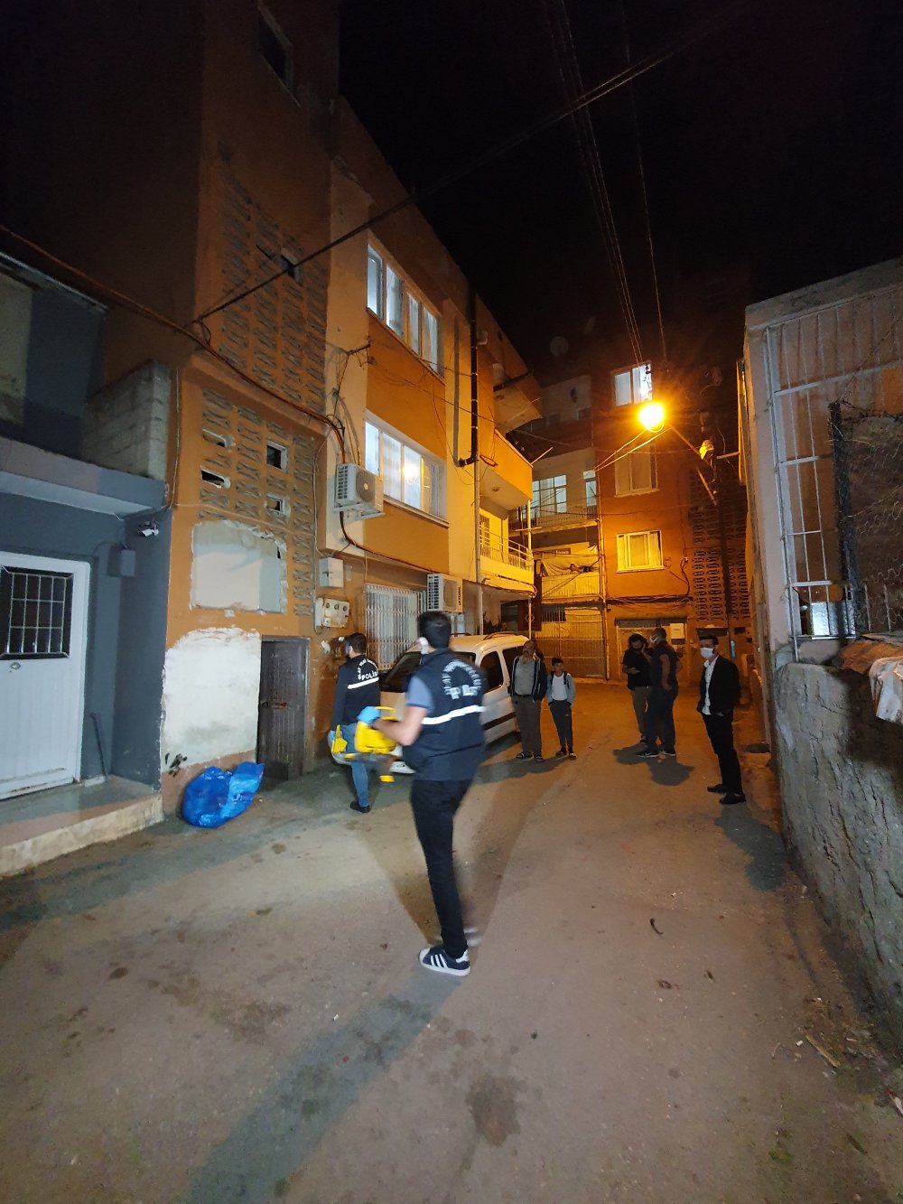 Bıçaklanan kadın kendisini yaraladığını söyledi, polis şüphe üzerine eşini gözaltına aldı
