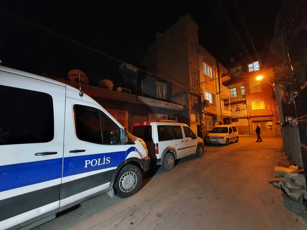 Bıçaklanan kadın kendisini yaraladığını söyledi, polis şüphe üzerine eşini gözaltına aldı