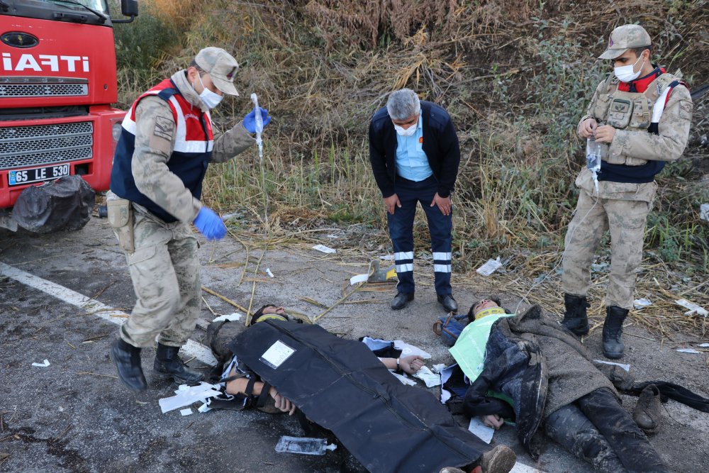 İçinde 33 kaçak göçmenin bulunduğu minibüs kaza yaptı