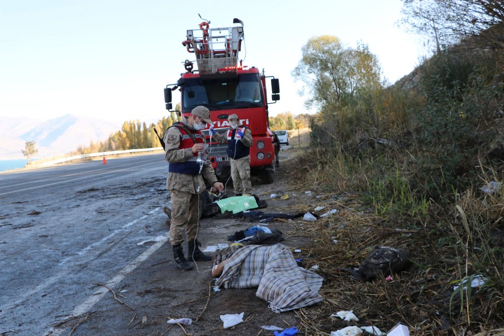 İçinde 33 kaçak göçmenin bulunduğu minibüs kaza yaptı