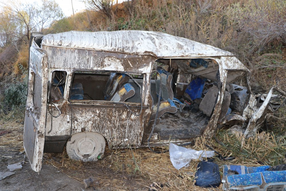 İçinde 33 kaçak göçmenin bulunduğu minibüs kaza yaptı