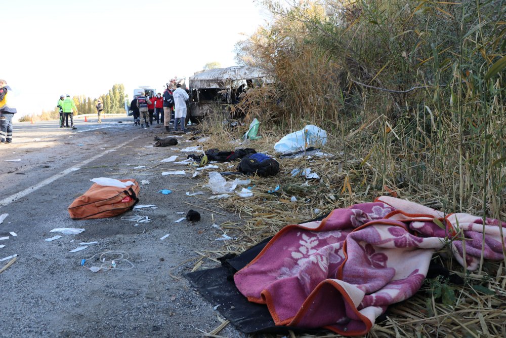 İçinde 33 kaçak göçmenin bulunduğu minibüs kaza yaptı