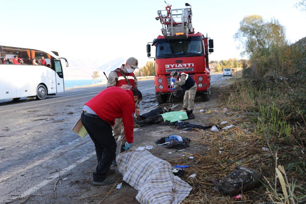 İçinde 33 kaçak göçmenin bulunduğu minibüs kaza yaptı