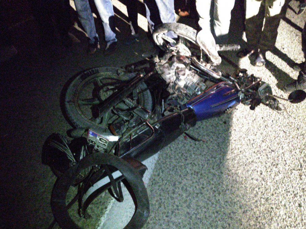 Önce motosiklet ardından kamyon traktöre çarptı: 1 yaralı
