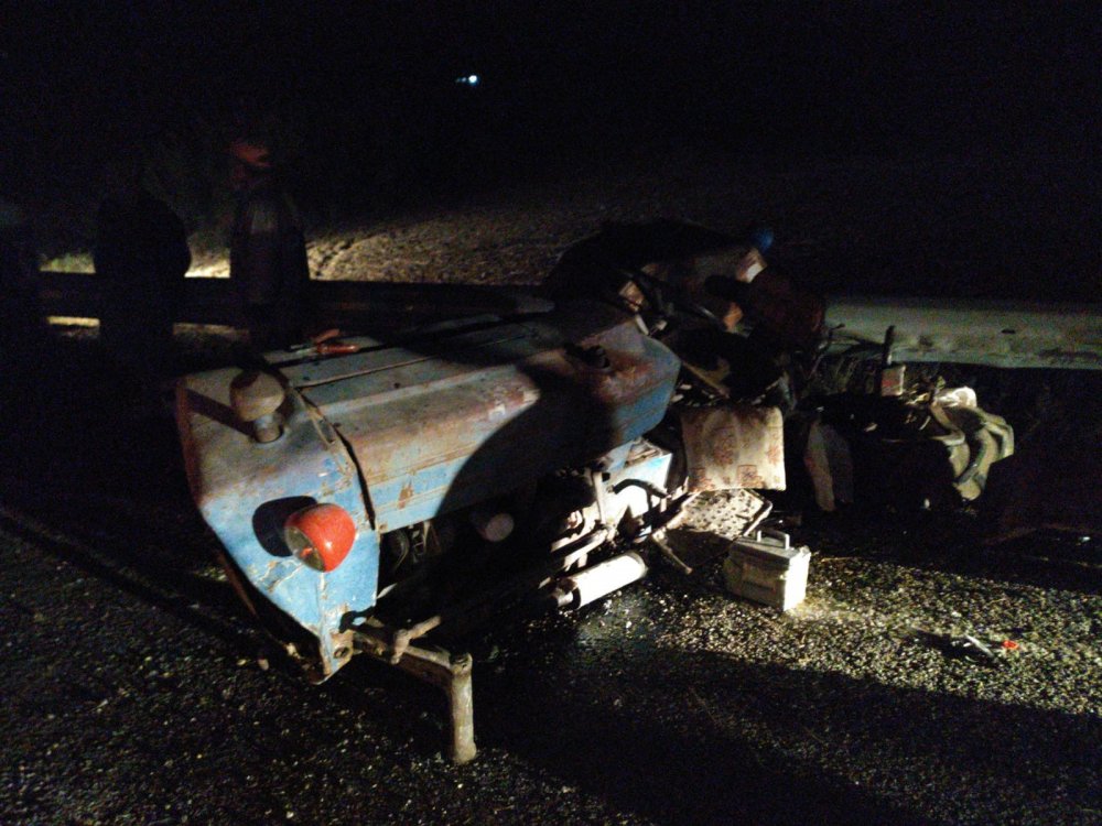 Önce motosiklet ardından kamyon traktöre çarptı: 1 yaralı