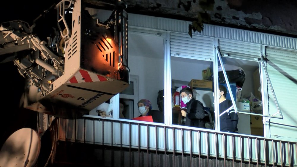 Maltepe'de elektrik trafosu yanan binada mahsur kalan 15 kişiyi itfaiye kurtardı