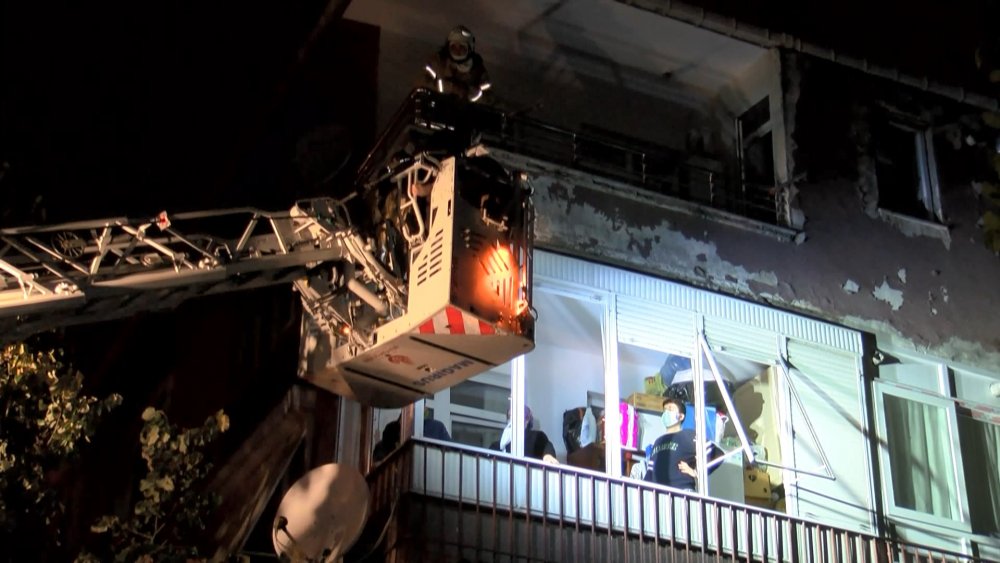 Maltepe'de elektrik trafosu yanan binada mahsur kalan 15 kişiyi itfaiye kurtardı