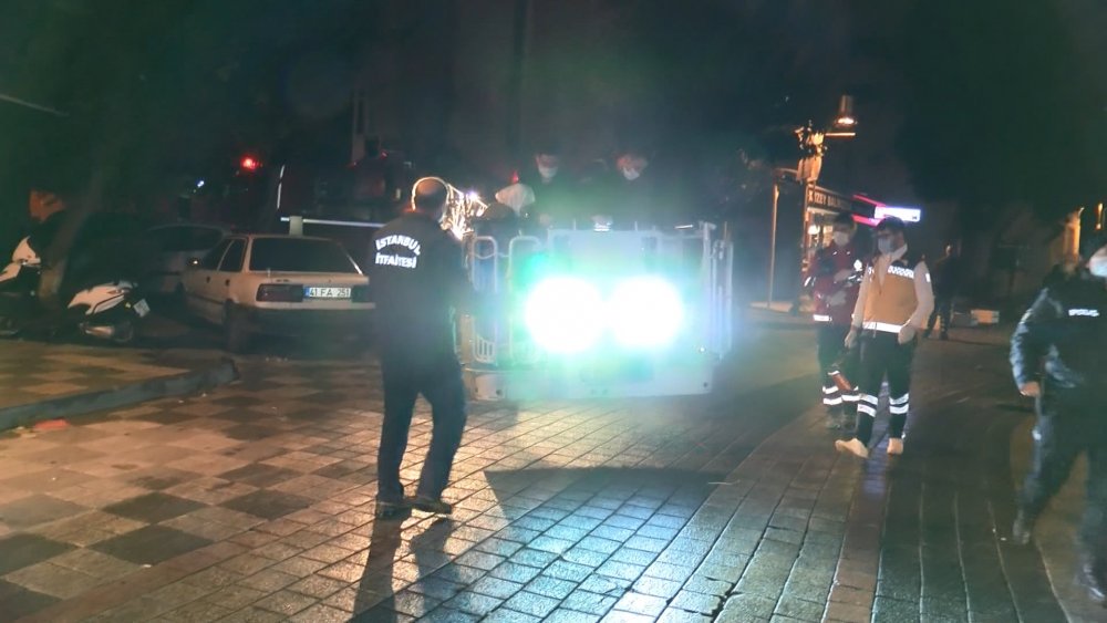 Maltepe'de elektrik trafosu yanan binada mahsur kalan 15 kişiyi itfaiye kurtardı