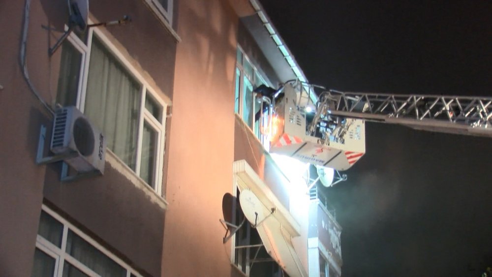 Maltepe'de elektrik trafosu yanan binada mahsur kalan 15 kişiyi itfaiye kurtardı