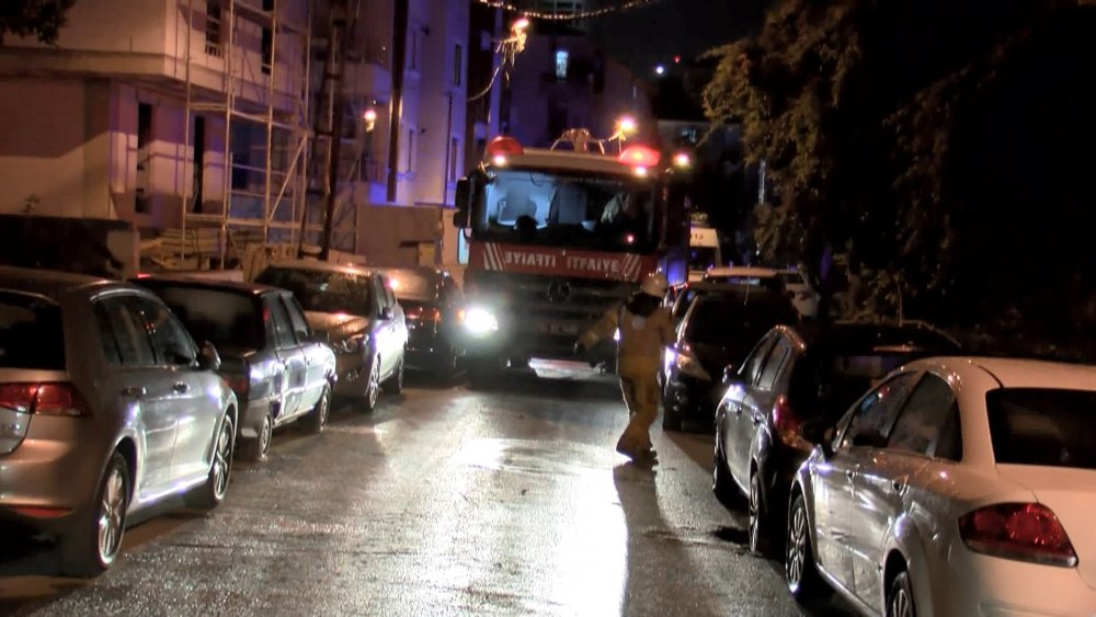 Maltepe'de elektrik trafosu yanan binada mahsur kalan 15 kişiyi itfaiye kurtardı