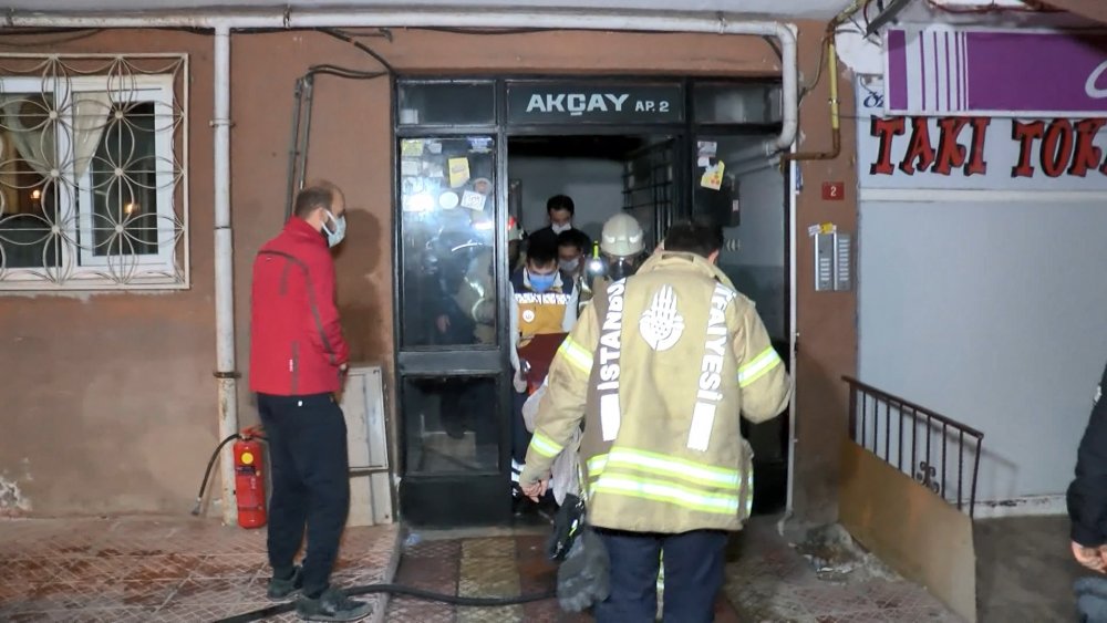 Maltepe'de elektrik trafosu yanan binada mahsur kalan 15 kişiyi itfaiye kurtardı