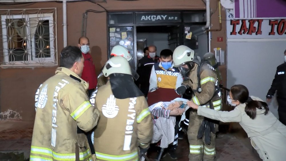 Maltepe'de elektrik trafosu yanan binada mahsur kalan 15 kişiyi itfaiye kurtardı