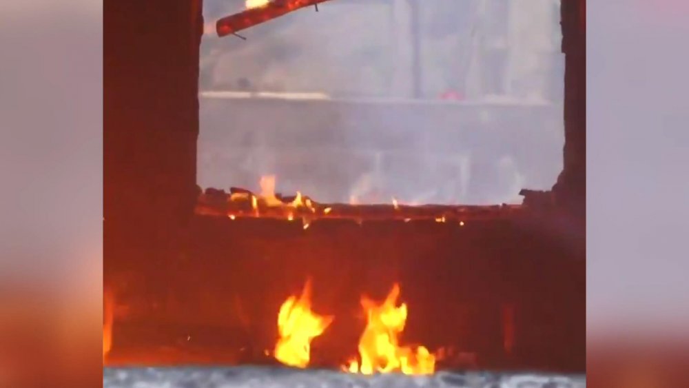 Kelbecer'den ayrılanlar, geride yaktıkları evleri bırakıyorlar