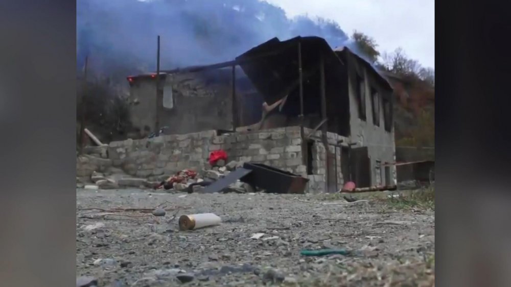 Kelbecer'den ayrılanlar, geride yaktıkları evleri bırakıyorlar