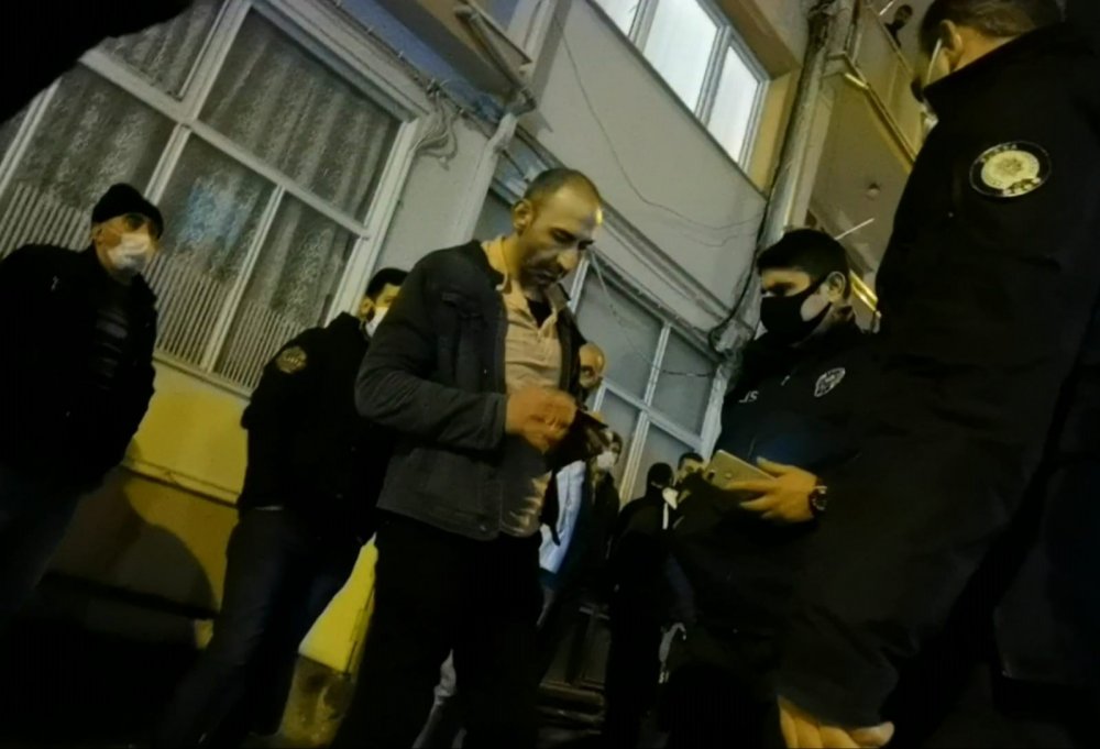 Yanan evini endişe içinde izleyen kişiye maske ihlali cezası uygulandı