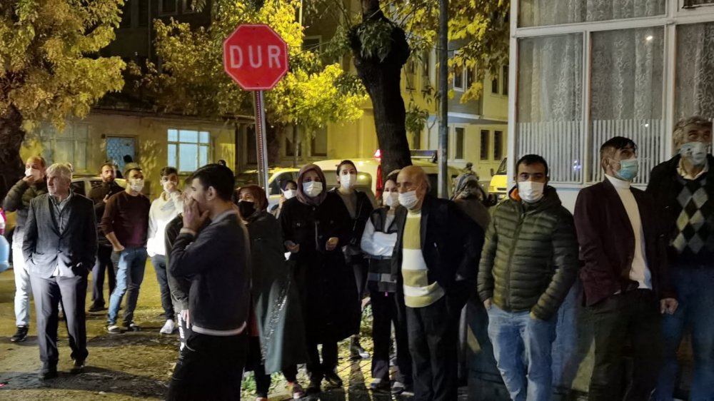 Yanan evini endişe içinde izleyen kişiye maske ihlali cezası uygulandı
