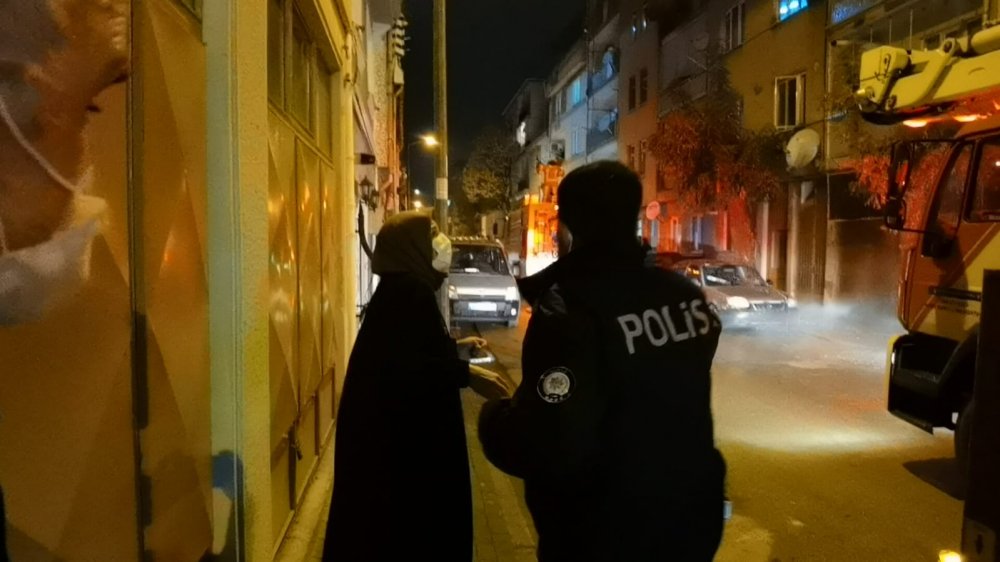 Yanan evini endişe içinde izleyen kişiye maske ihlali cezası uygulandı