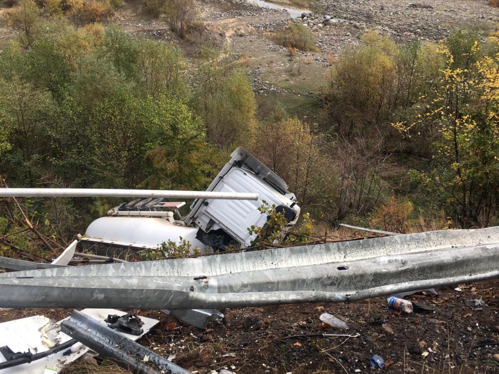 Artvin'de şarampole devrilen tankerin sürücüsü, yaralandı