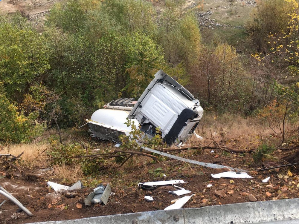 Artvin'de şarampole devrilen tankerin sürücüsü, yaralandı