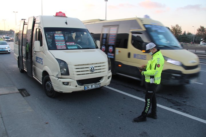 Bakırköy'de akşam yoğunluğunda toplu taşıma araçlarında denetimi