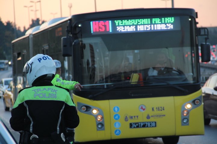 Bakırköy'de akşam yoğunluğunda toplu taşıma araçlarında denetimi
