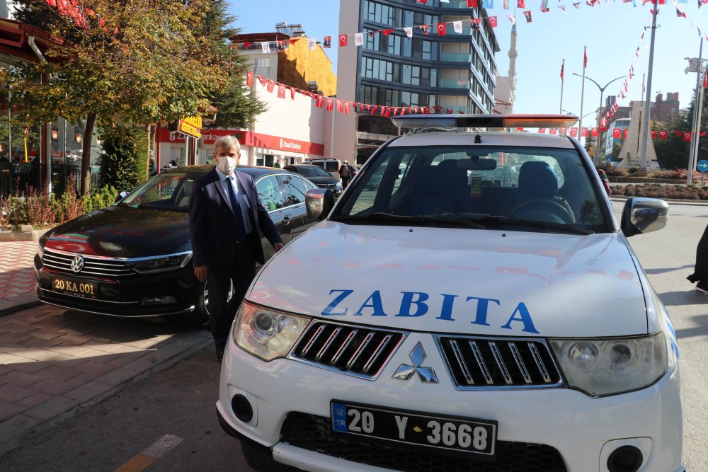 Doktor belediye başkanı, sokak sokak koronavirüs uyarısı yapıyor