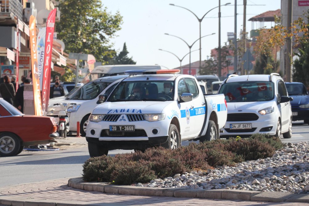 Doktor belediye başkanı, sokak sokak koronavirüs uyarısı yapıyor