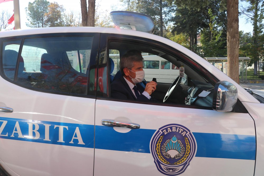 Doktor belediye başkanı, sokak sokak koronavirüs uyarısı yapıyor