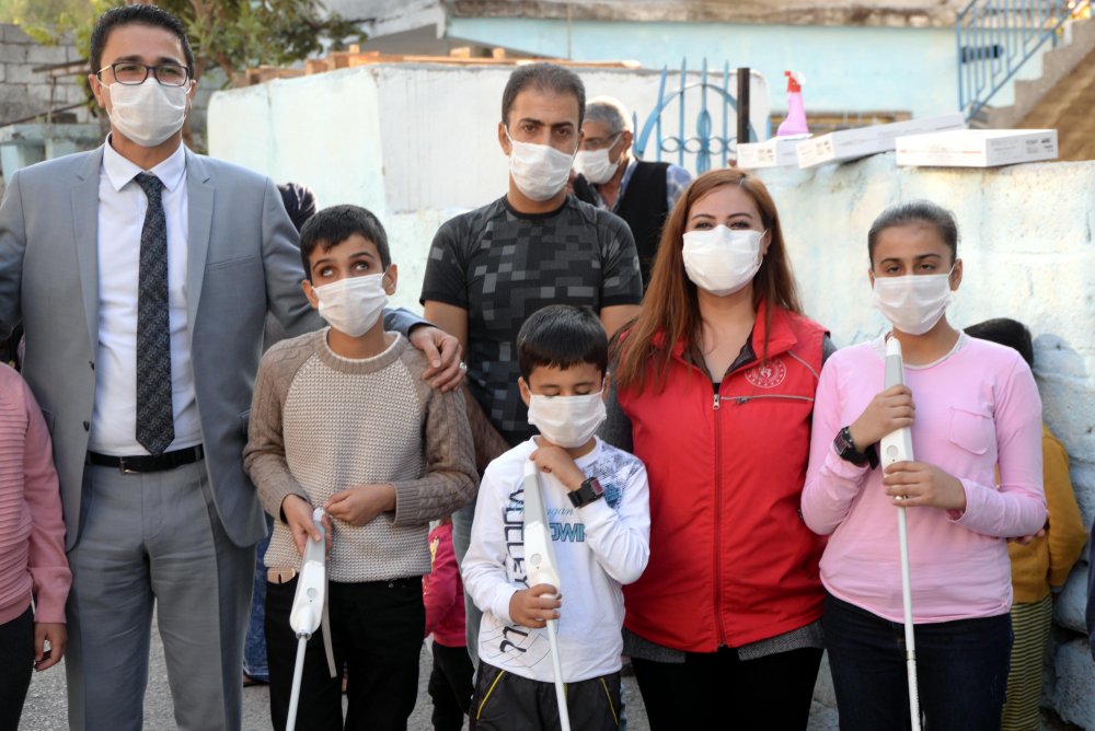 Görme engelli çocuklar akıllı bastonlarına kavuştu