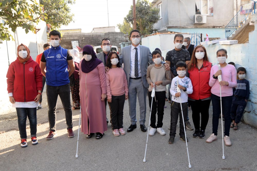 Görme engelli çocuklar akıllı bastonlarına kavuştu