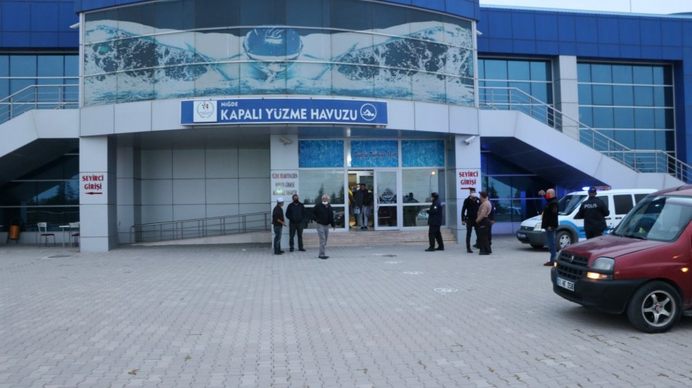 18 yaşındaki genç, yüzme havuzunda boğuldu