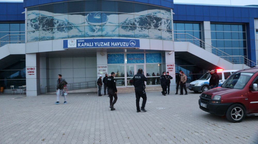 18 yaşındaki genç, yüzme havuzunda boğuldu