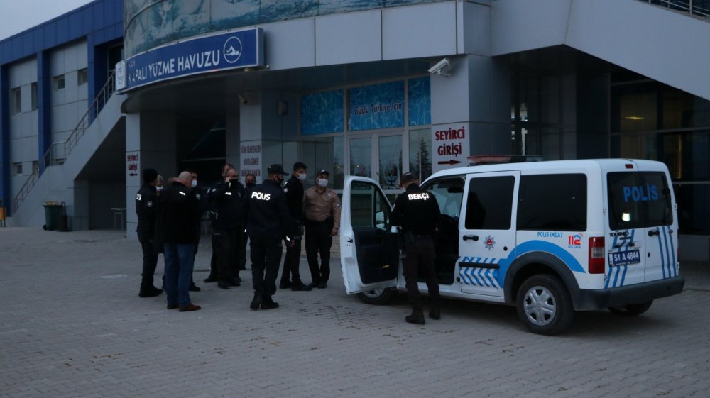 18 yaşındaki genç, yüzme havuzunda boğuldu