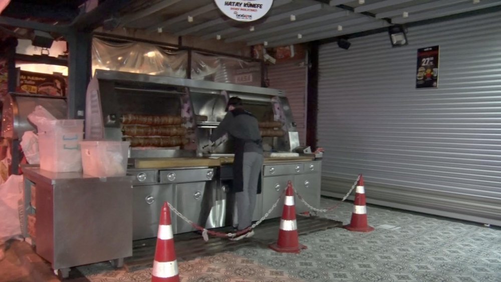 Ankara'da kısıtlama kararıyla esnaf kepenk kapattı