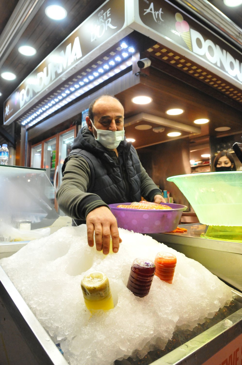 Antalya’da kepenkler saat 20.00’de indi, uzun araç kuyrukları oluştu