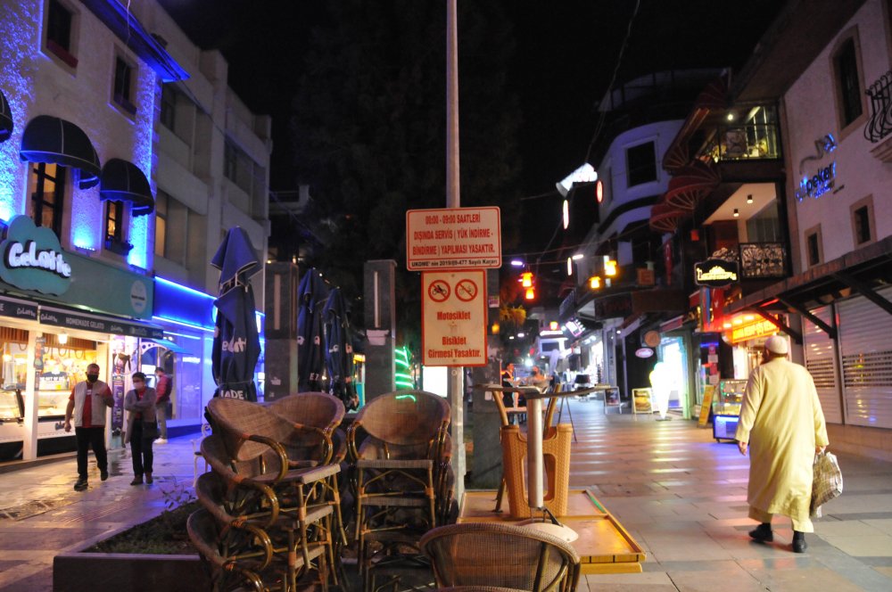 Antalya’da kepenkler saat 20.00’de indi, uzun araç kuyrukları oluştu
