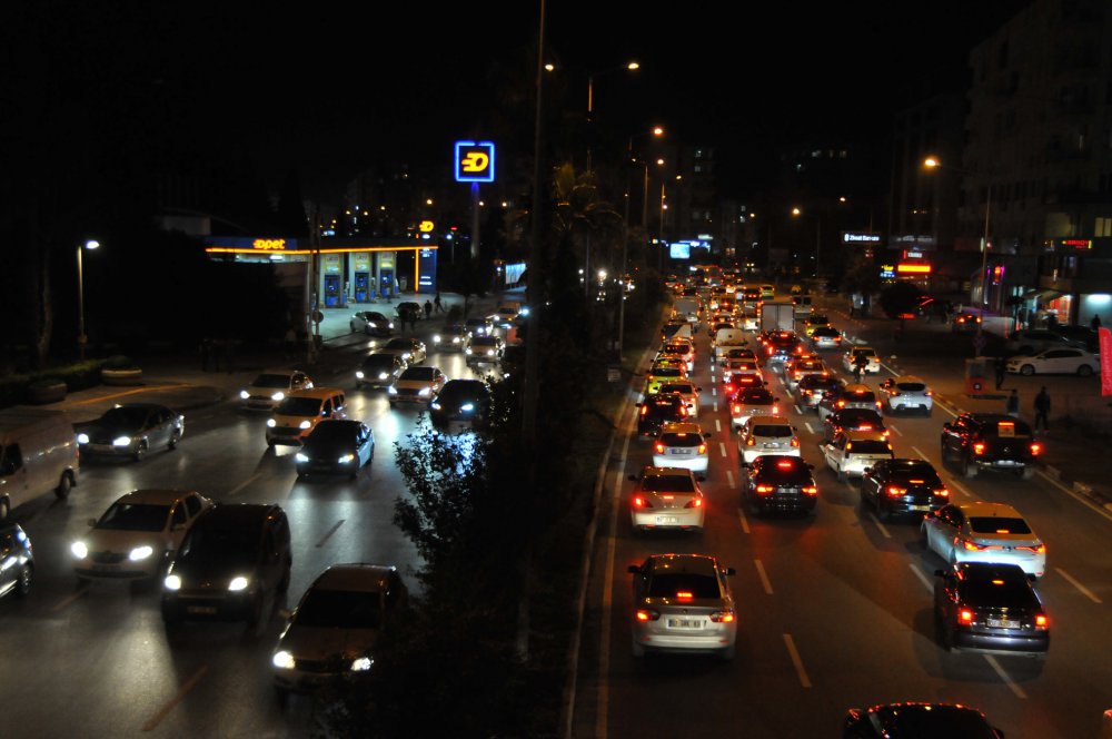 Antalya’da kepenkler saat 20.00’de indi, uzun araç kuyrukları oluştu